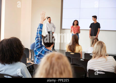 Allievo domande durante la presentazione da parte di studenti di scuola superiore Foto Stock