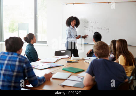 Femmina di alta scuola Tutor a Lavagna insegnare matematica classe Foto Stock