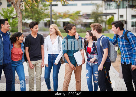 Gli studenti delle scuole superiori per socializzare al di fuori del College di edifici Foto Stock