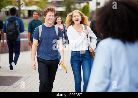 Gli studenti delle scuole superiori per socializzare al di fuori del College di edifici Foto Stock