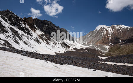 La altezze incredibili di Alay Trek nel sud-ovest del Kirghizistan che prende in 4 3000+ metro passa. Foto Stock