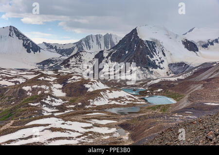 La altezze incredibili di Alay Trek nel sud-ovest del Kirghizistan che prende in 4 3000+ metro passa. Foto Stock