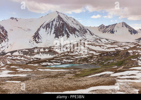 La altezze incredibili di Alay Trek nel sud-ovest del Kirghizistan che prende in 4 3000+ metro passa. Foto Stock