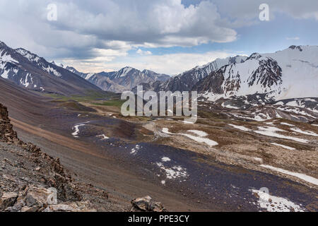 La altezze incredibili di Alay Trek nel sud-ovest del Kirghizistan che prende in 4 3000+ metro passa. Foto Stock