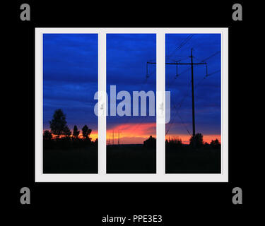 Finestre in plastica con vista sul bel tramonto di cremisi. Vista dalla finestra di casa al tramonto. Tramonto di cremisi al di fuori di finestra. Serata al di fuori Foto Stock