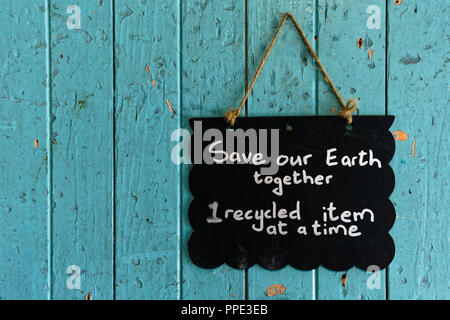 Salvare la nostra terra segno che ci incoraggia a riciclare per salvare il pianeta Foto Stock