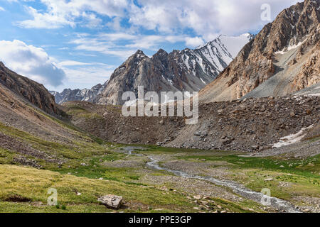 La altezze incredibili di Alay Trek nel sud-ovest del Kirghizistan che prende in 4 3000+ metro passa. Foto Stock