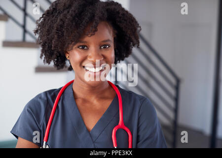 Ritratto di donna indossa infermiere Scrubs in ospedale Foto Stock