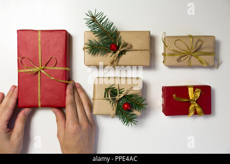 Belle Donne preparare i regali di Natale. Vacanze di Natale e di concetto. Avvolgere i regali di Natale. Foto Stock