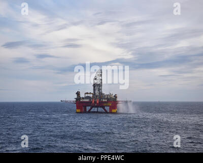 A ovest di Shetland Scozia, Regno Unito il 9 agosto 2018, la Stena Don Trivellatrice attualmente in fase di flaring e le operazioni di test sul recente announ Foto Stock