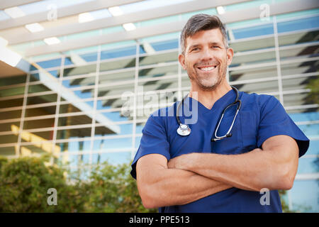 Felice maschio lavoratore healthcare sorridente alla fotocamera all'aperto Foto Stock