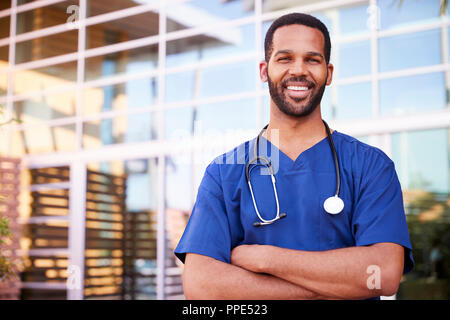 Giovane maschio nero healthcare lavoratore sorridente al di fuori, ritratto Foto Stock