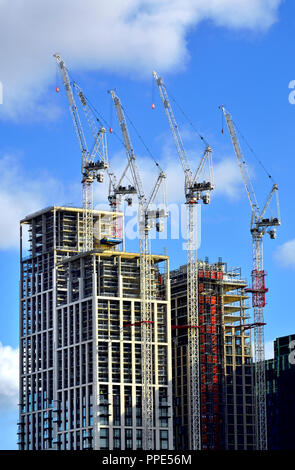 Esecuzione di lavori di costruzione di nuovi edifici sulla South Bank di Londra, Inghilterra, Regno Unito. Foto Stock
