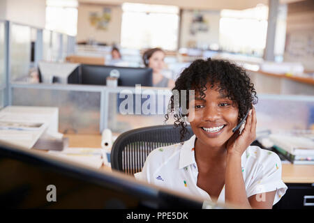 Giovane nero donna che lavorano in un call center Foto Stock