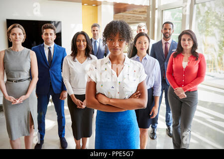 Imprenditrice nero e il suo team aziendale, ritratto di gruppo Foto Stock