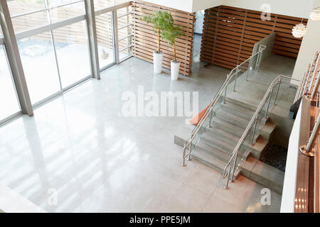 La lobby e scale in un moderno edificio per uffici Foto Stock