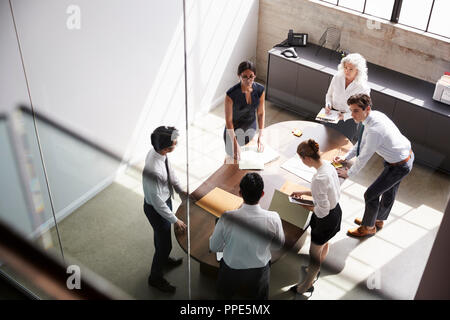 Donna manager e il team Aziende nella riunione, vista in elevazione Foto Stock