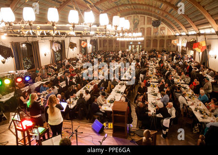 La banda che Hollyrocks canta canzoni di Natale per i senzatetto nella Hofbraeuhaus a Monaco di Baviera. La celebrazione è finanziato da donazioni e la SZ Avvento Calandra. Foto Stock