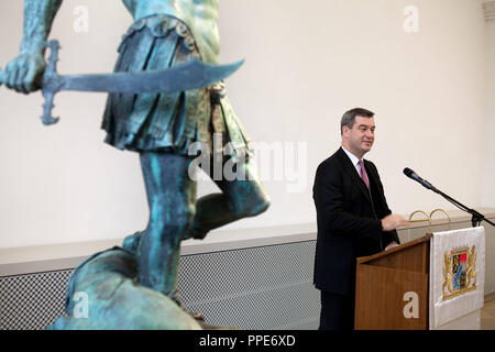 La bavarese il Ministro delle finanze Markus Soeder (CSU) in piedi accanto a una statua del Perseo parla in apertura di nuove sale di bronzo a Monaco di Baviera Residenz. Foto Stock