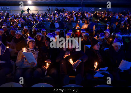 I fan del TSV 1860 Monaco presso la "Giesinger Adventssingen' nell'Gruenwalder Stadium. Foto Stock