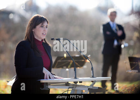 Cerimonie di firma dei documenti della Fondazione per il nuovo memoriale a Lindenhain nell'Olympic Park, che è dedicato alla memoria delle vittime dell attacco ai Giochi Olimpici 1972. Nella foto, Israele il Vice Ministro degli Esteri Tzipi Hotovely legge i nomi dei morti. Foto Stock