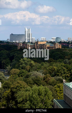 Vista dalla torre del Deutsches Museum sul Maximilianeum (Parlamento bavarese), l'edificio alto della HypoVereinsbank e il Westin Grand Hotel (dalla parte anteriore a quella posteriore). Foto Stock