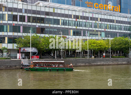 Taxi turistico Barca avvicinarsi Clarke Quay Central dalla Repubblica del Fiume Singapore di Singapore Asia Foto Stock