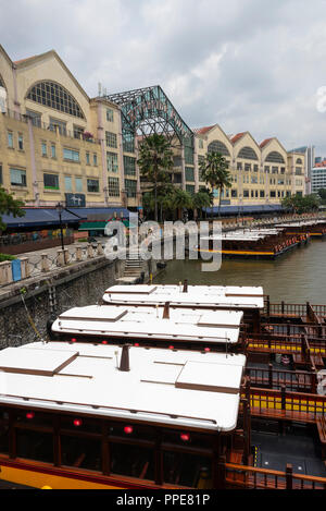 Il Riverside punto Centro Commerciale per lo shopping con negozi bar e ristoranti vicino a Clarke Quay nel centro cittadino di Singapore con Taxi barche sul Fiume Singapore Foto Stock
