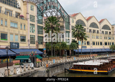 Il Riverside punto Centro Commerciale per lo shopping con negozi bar e ristoranti vicino a Clarke Quay nel centro cittadino di Singapore con Taxi barche sul Fiume Singapore Foto Stock