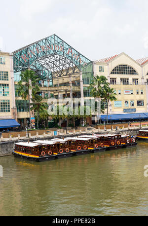 Il Riverside punto Centro Commerciale per lo shopping con negozi bar e ristoranti vicino a Clarke Quay nel centro cittadino di Singapore con Taxi barche sul Fiume Singapore Foto Stock