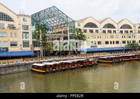 Il Riverside punto Centro Commerciale per lo shopping con negozi bar e ristoranti vicino a Clarke Quay nel centro cittadino di Singapore con Taxi barche sul Fiume Singapore Foto Stock