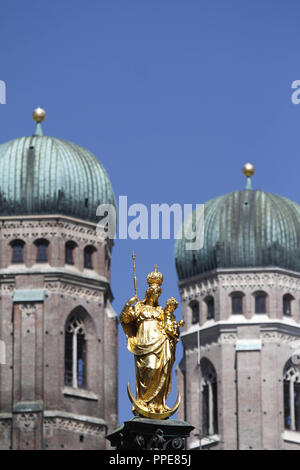 Vergine Maria in cima alla Mariensäule di Monaco di Baviera con le torri della Frauenkirche in background, 2013 Foto Stock