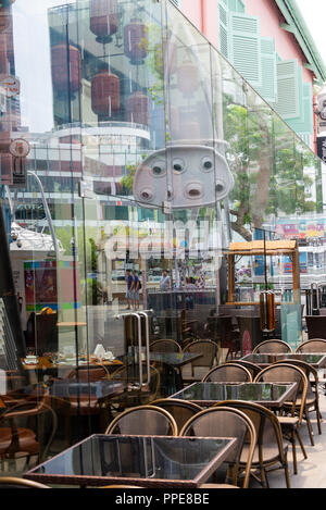 Tavoli da pranzo e sedie al di fuori di un ristorante nei pressi di Hooters in Clarke Quay a Singapore con riflessi di luci e lanterne Repubblica di Singapore Foto Stock