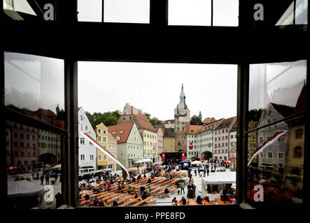 La ricostruzione della piazza principale di Landsberg am Lech è riaperta con una grande celebrazione. Foto Stock
