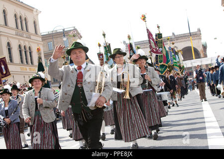 Il Kirchheim band durante il Costume e i fucilieri la processione in apertura del Monaco di Baviera Oktoberfest 2013. Foto Stock