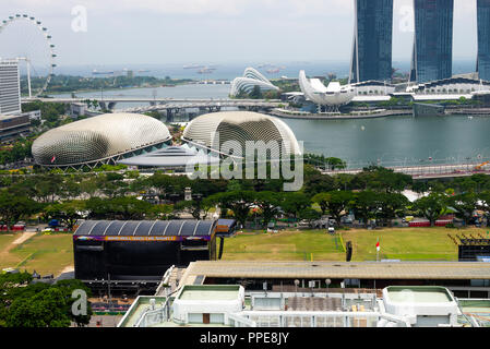 Vista aerea dei teatri Esplanade presso la Baia, Padang, Museo delle Arti, Giardini vicino alla Baia e Singapore Flyer Repubblica di Singapore Asia Foto Stock