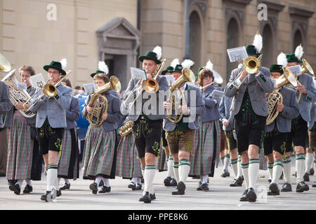 Il Feldmoching brass band durante il Costume e i fucilieri la processione in apertura del Monaco di Baviera Oktoberfest 2013. Foto Stock