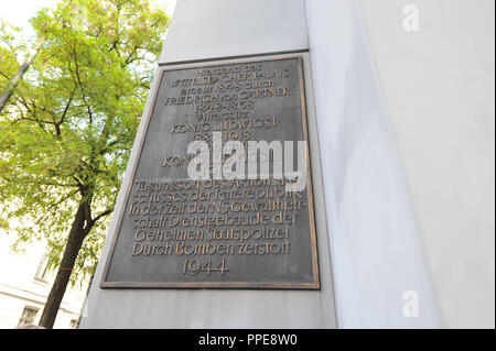 Una lapide sulla costruzione della Bayerische Landesbank (lb) all'angolo della Briennerstrasse / Tuerkenstrasse sulla ex Wittelsbacher Palais, nello stesso luogo dove nel periodo del nazionalsocialismo era alloggiato il quartier generale della Gestapo. Foto Stock