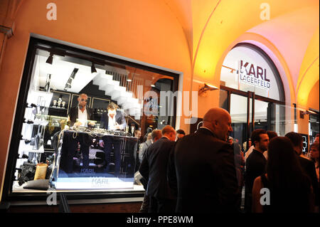 Gli ospiti in apertura di Karl Lagerfeld Store nella Maffeistrasse nel centro di Monaco di Baviera. Foto Stock