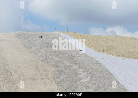 Lavori di rinnovamento e di completa chiusura a tenuta della superficie di Muelldeponie Nord (discarica del Nord) in Froettmaning dal monaco di baviera Autorità di acque reflue. Foto Stock