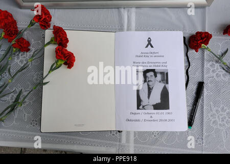 Memorial altare per Habil Kilic, la quarta vittima del gruppo terroristico NSU. Il Tuerkenrat (Consiglio turco) ricorda lui e le altre vittime sul luogo dove una volta Kilic aveva il suo negozio. Foto Stock