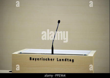 Microfono a leggio in sala plenaria della Baviera il Parlamento nel Maximilianeum. Foto Stock