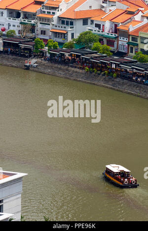 La bella Boat Quay alloggiamento ristoranti con Taxi passeggeri barca sul Fiume Singapore South Bank Singapore Foto Stock