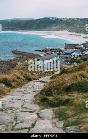 La vista dal sentiero costiero guardando in giù verso la spiaggia di Sennen Foto Stock