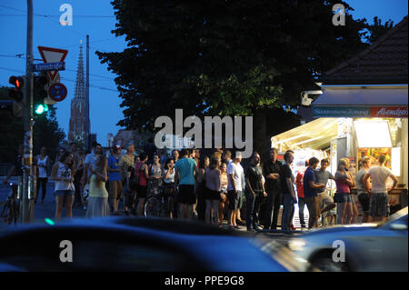 I nottambuli sono il rivestimento nella parte anteriore del kiosk presso il ponte di Reichenbach nel Isarvorstadt. Foto Stock