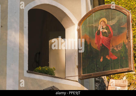 Aprire la finestra otturatore presso la cappella del Muellner Pietro in Sachrang nel Chiemgau, Alta Baviera. Peter Huber - il Muellner Pietro - che ha vissuto in 18-19secolo, divenne noto in Chiemgau come guaritore, ma anche come compositore e musicista. Da rescueing dal decadimento Oelber la cappella sul confine con Austria, ha creato un monumento duraturo per se stesso - l altare della cappella con il "dormire discepoli sul Monte degli Ulivi". Foto Stock