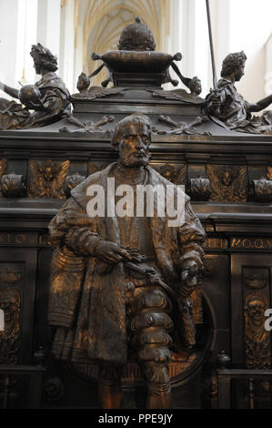 Il cenotafio di Imperatore Ludovico IV la bavarese in la Frauenkirche di Monaco di Baviera, realizzato nel 1622 dalla Royal scultore Hans Krumper. Nella foto il duca Guglielmo IV le protezioni sul lato ovest della tomba. Foto Stock