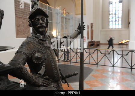 Il cenotafio di Imperatore Ludovico IV la bavarese in la Frauenkirche di Monaco di Baviera, realizzato nel 1622 dalla Royal scultore Hans Krumper. Il cavaliere figure sui fianchi sono realizzati da Hubert Gerhard. Foto Stock