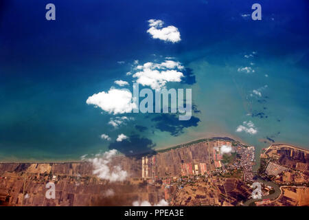 Costa di isola di Bali da un aeroplano dall'altezza di volo degli uccelli. Indonesia Foto Stock