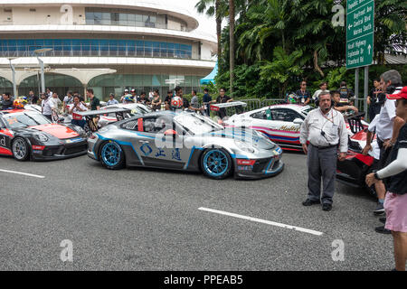 Porsche 911 GT3 Racing Cars che partecipano nella Porsche Carrera Cup Asia presso il circuito cittadino di Marina Bay Singapore Asia Foto Stock